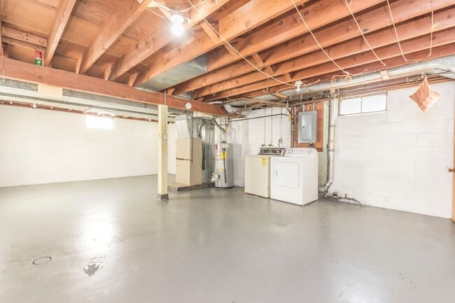 Building Photo - Spacious 3 Bedroom 1 Bathroom