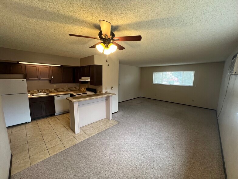 Building Photo - 304 S Pine St