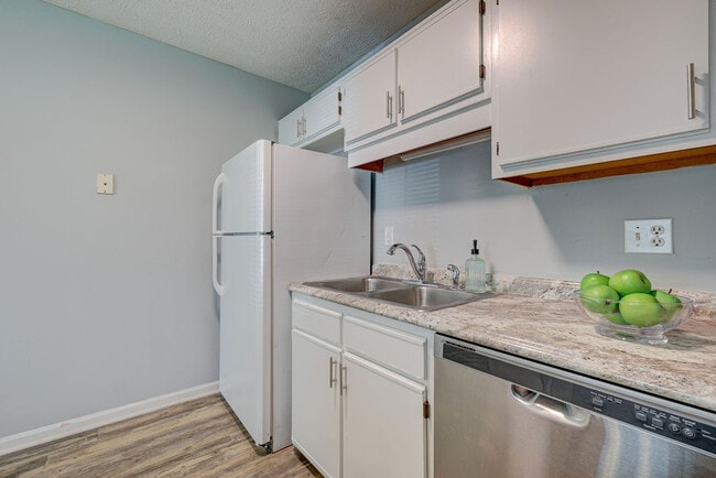 Building Photo - 617 Varsity Dr