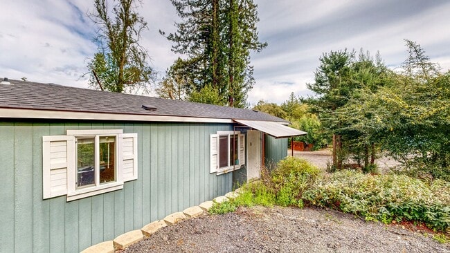 Building Photo - Gated 2 bedroom 1 bath at Pochini Family Farm!