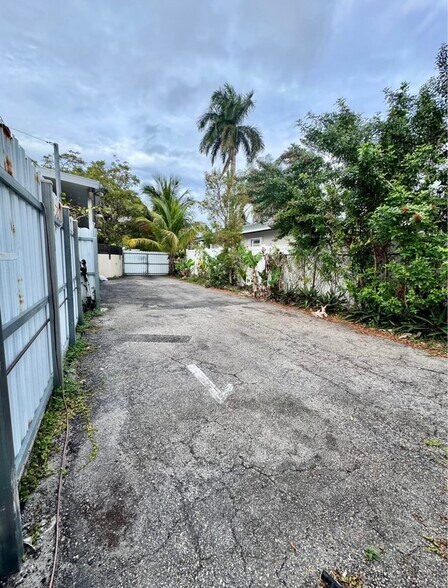 Building Photo - 2542 Monroe St