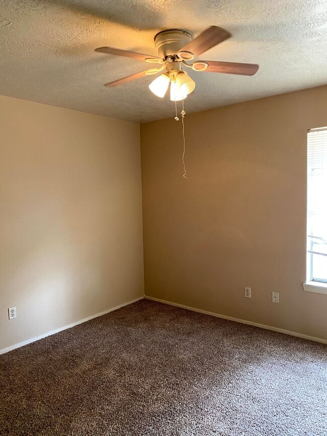 Building Photo - 2/1 Duplex Available 7/29/2026!