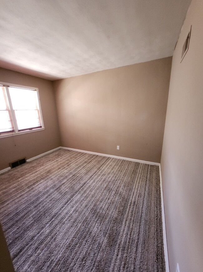 Building Photo - 2116 W Kettelle St