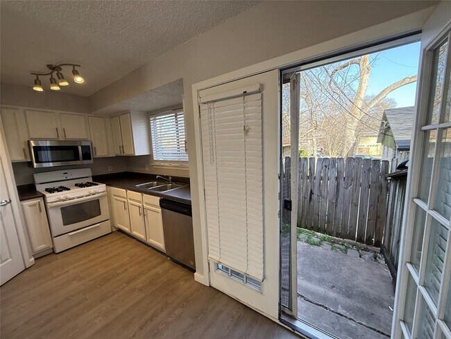 Building Photo - 2005 Glen Allen St