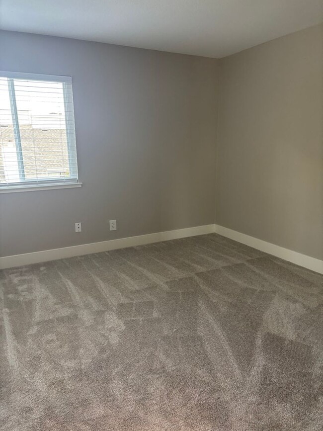 Building Photo - Renovated two bedroom two bath townhome, Windsor!!