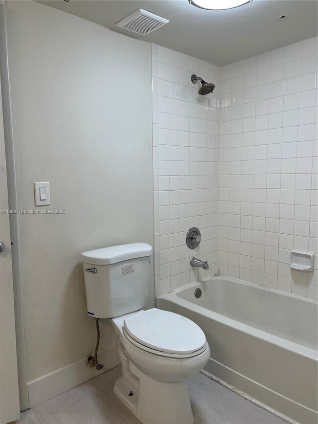 Building Photo - 2811 N Oakland Forest Dr