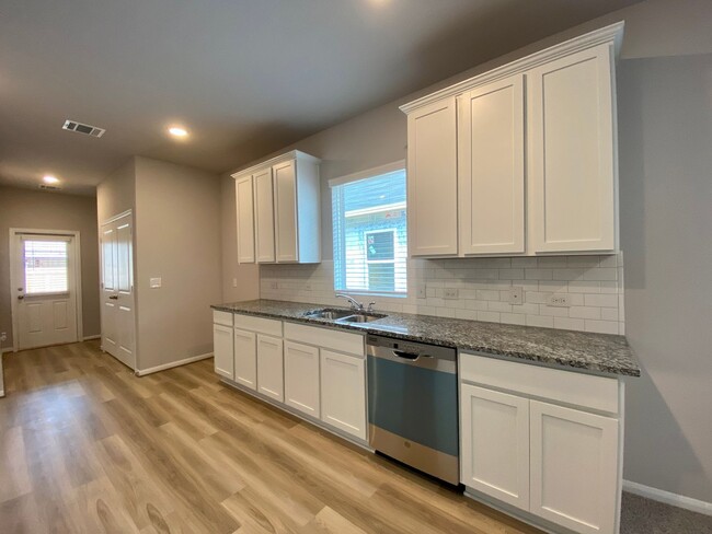 Building Photo - Stylish Comfort Awaits! Brand New 3-Bed Ho...