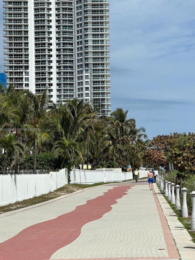 Building Photo - 6039 Collins Ave
