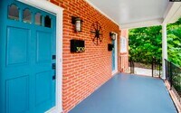 Building Photo - 2 Bedroom, 2 Bath within Walking Distance ...
