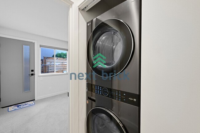 Building Photo - "Charming 3-Bedroom Townhouse Retreat in the Heart of Seattle - 3104C SW Avalon Way!"