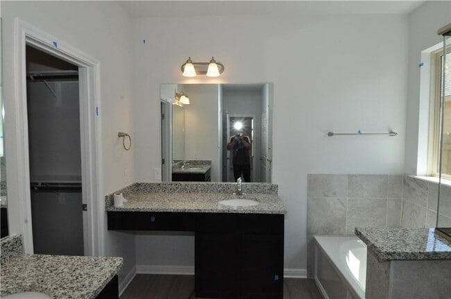 Building Photo - Great location in a quiet neighborhood! Pet Friendly!