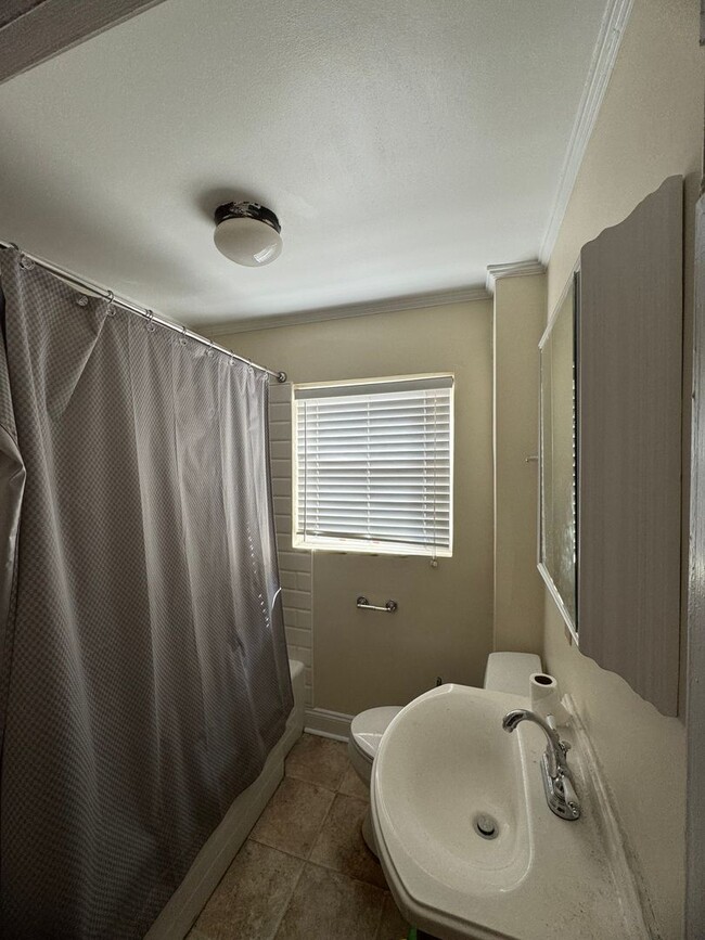 Building Photo - Charming 3 Bedroom 1.5 Bath Home