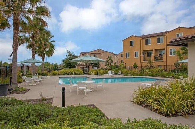 Building Photo - Amazing 2Bd/2Ba Townhouse with 1 car attached garage - Gated Community - Close to Camp Pendleton!