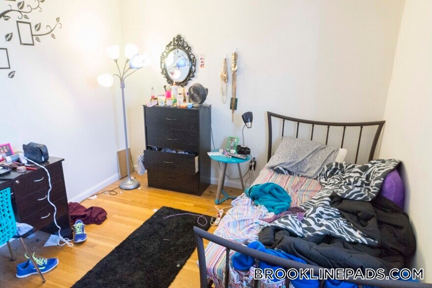 Building Photo - 110 Babcock St