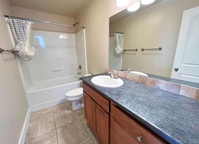 Building Photo - 3-Bedroom Townhome with Double Garage & Private Fenced Yard