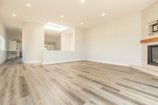 Building Photo - Beautiful 3Bed/2.5Bath Oceanview Home in C...