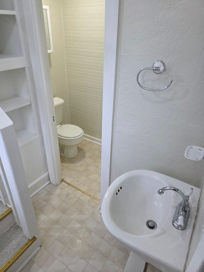 Building Photo - Charming home on quaint cul-de-sac!