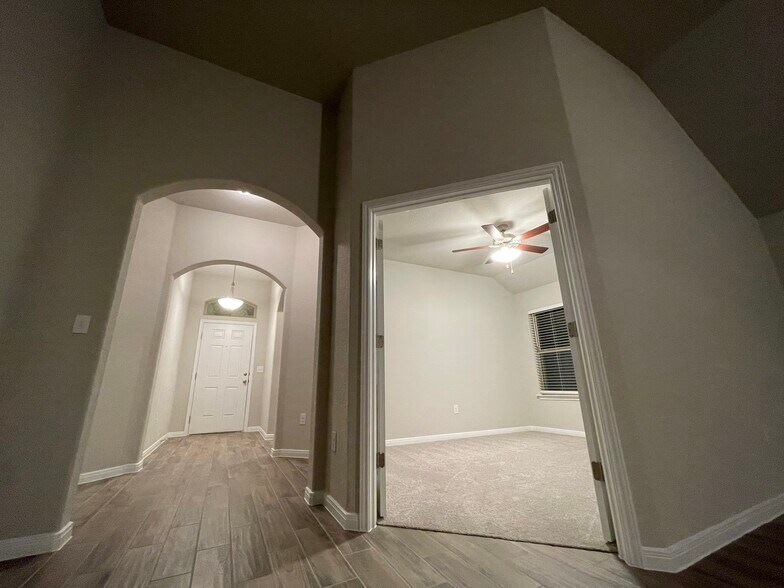 Building Photo - 300 La Joya Pass