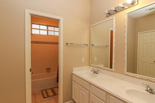 Building Photo - 2758 Laguna Pointe Dr