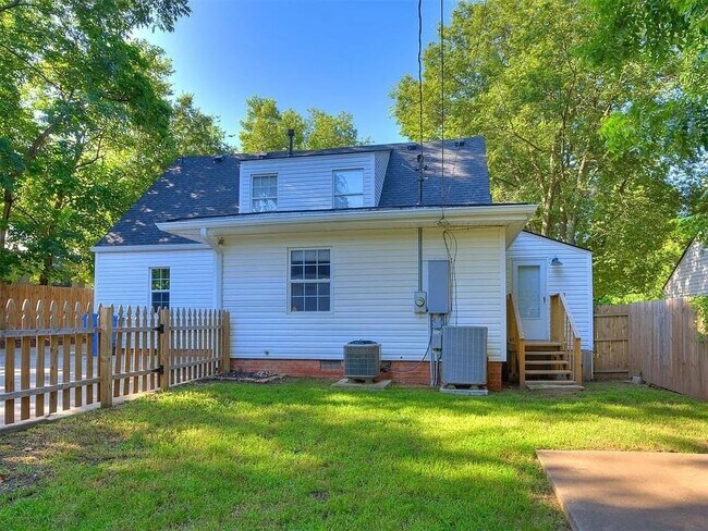 Building Photo - 1017 McFarland St