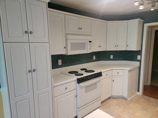 Building Photo - 4740 Waltons Cir