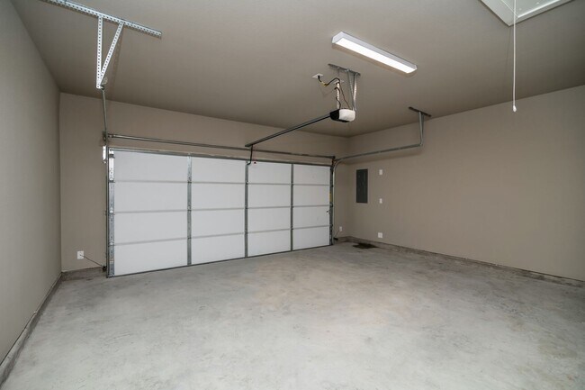 Building Photo - GORGEOUS 3 BEDROOM DUPLEX LOCATED IN MIDLO...