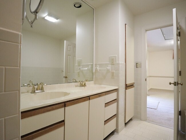 Building Photo - Beautiful home for rent minutes from the J...