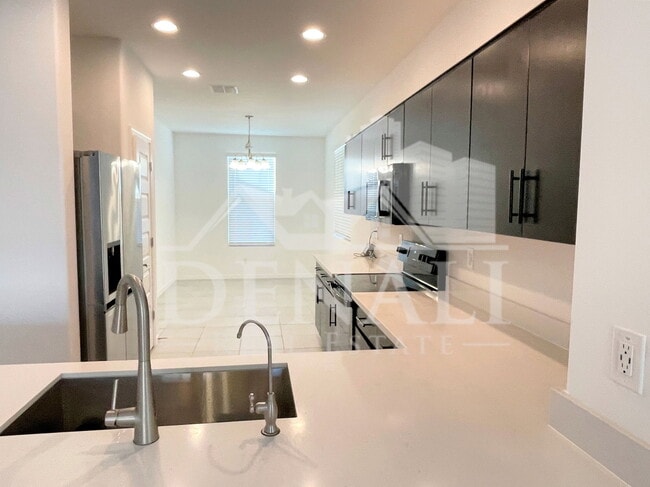 Building Photo - 7954 W Medlock Dr