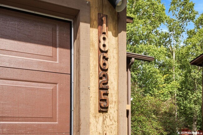 Building Photo - Cozy Eagle River Home with Backyard Trails!