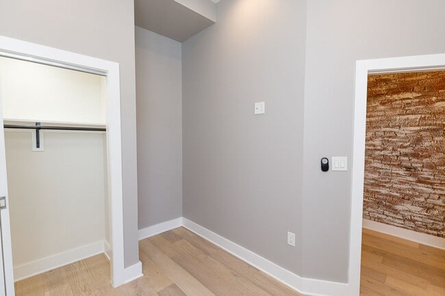 Building Photo - Beautifully Updated 4 Bed/3.5 Bath Row-Hom...