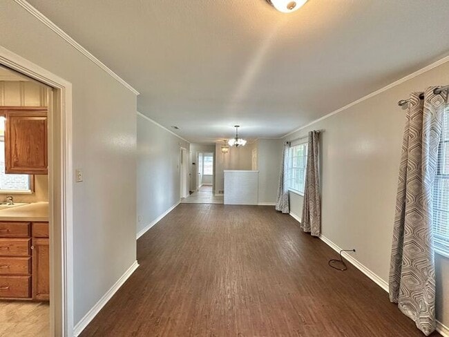 Building Photo - Spacious 3-Bed, 2-Bath Home with Large Sho...
