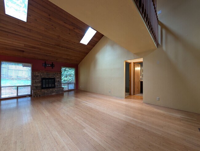 Building Photo - Fantastic 4 Bedroom, 2 Bath Home In The Thurston Area Of Springfield!