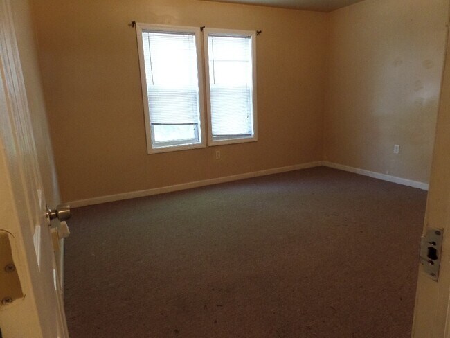 Building Photo - 124 S Walter Ave