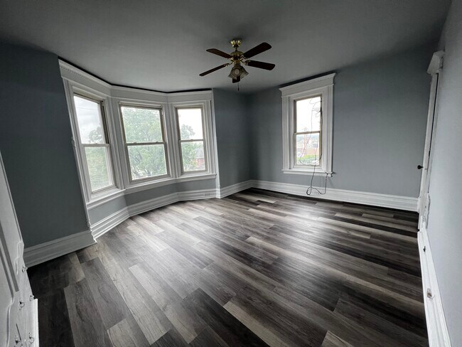 Building Photo - 816 E High St