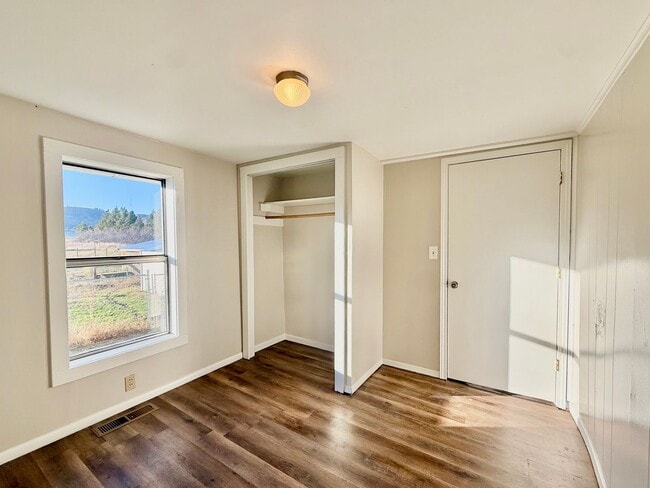 Building Photo - 210 18th St