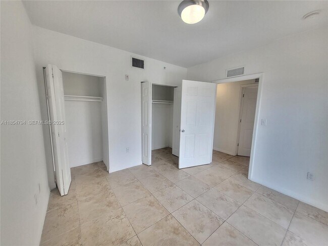 Building Photo - 435 SW 12th Ave