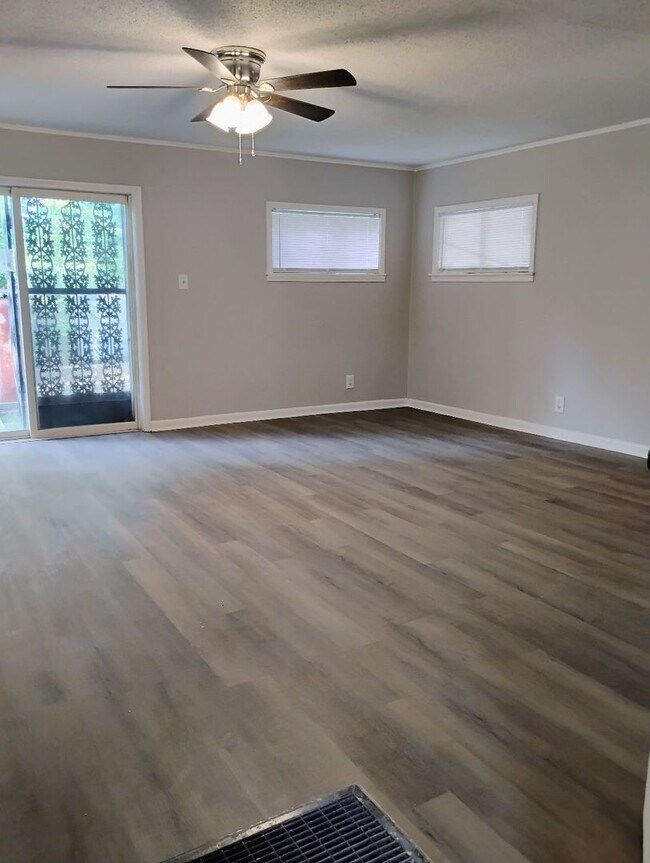 Building Photo - 1402 Gold Ave