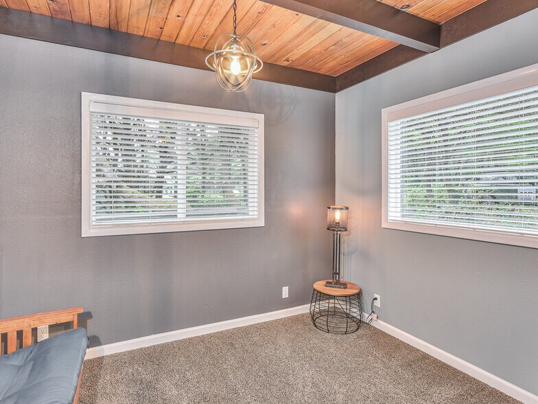 Building Photo - 1115 SW Whitecap Dr