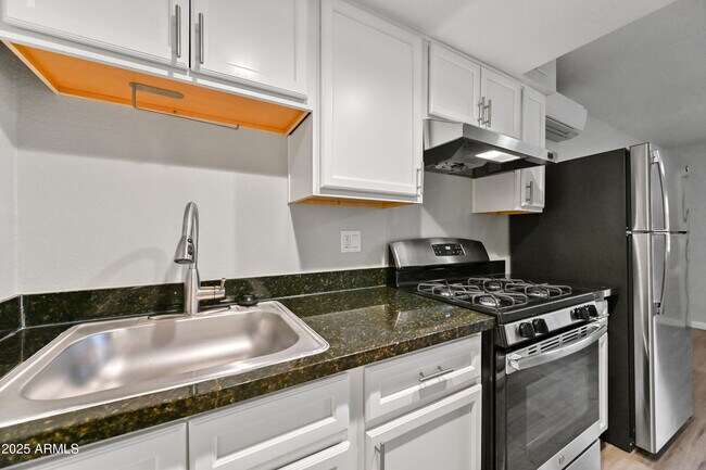 Building Photo - 3025 N 32nd St
