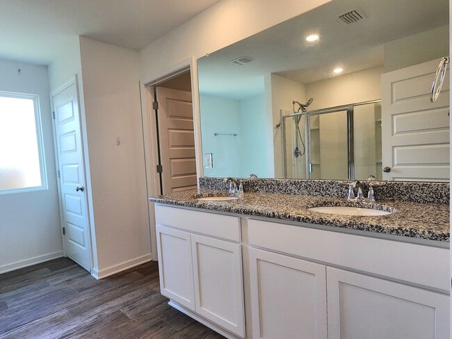 Building Photo - Lovely 4/2 available now in Raley Farms of...