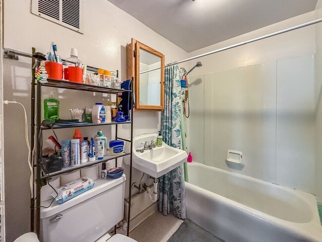 Building Photo - Charming & Convenient 2 Bedroom Near UIUC – Great Location!