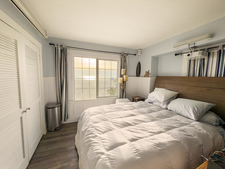 Building Photo - 114 The Strand