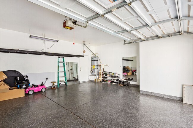Building Photo - Beautifully Updated 3 Bedroom Southeast Ve...