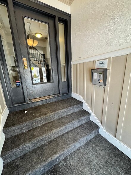 Building Photo - 8 Barrows St