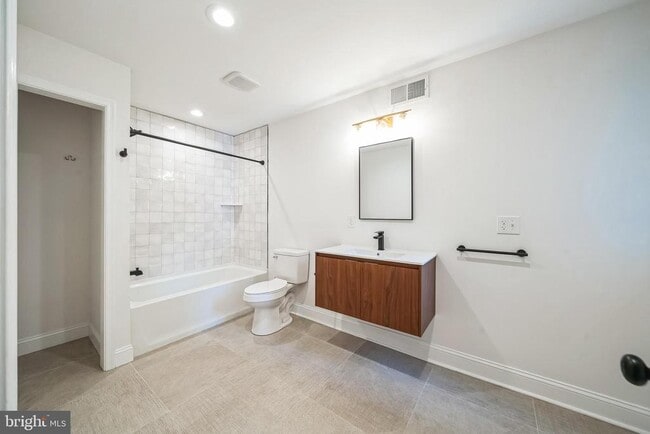 Building Photo - 840 Leland St