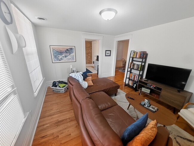 Building Photo - Large 2 BR/ 1 BA in Fantastic Wicker Park Location