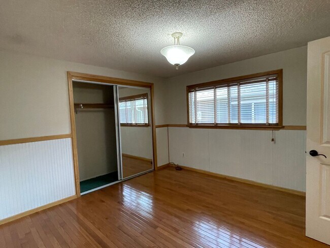 Building Photo - PRELEASING: Updated 3 bed/1 bath Rambler in Roosevelt Neighborhood!