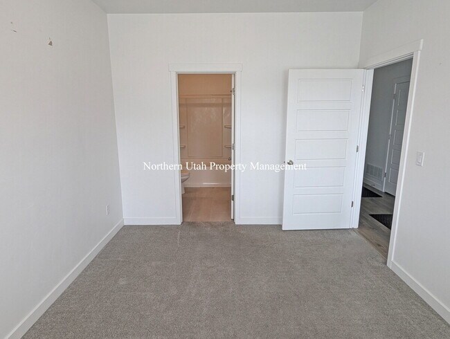 Building Photo - Newer 2 Bed 3 Bath Townhome