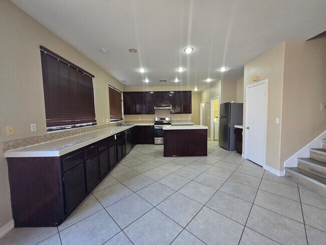 Building Photo - 2 Story Home with 5 Bedrooms