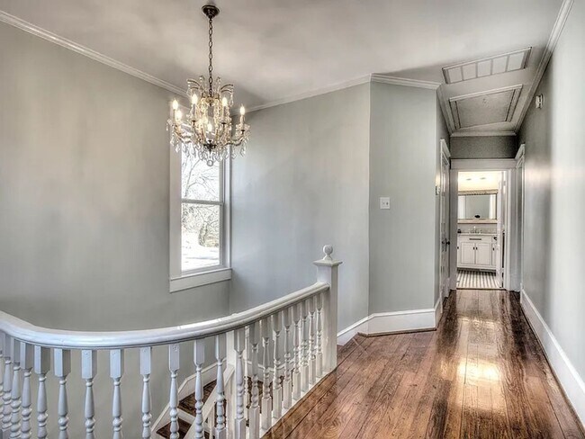 Building Photo - 3 Bedrooms, 2 Bathrooms - Home close to Do...